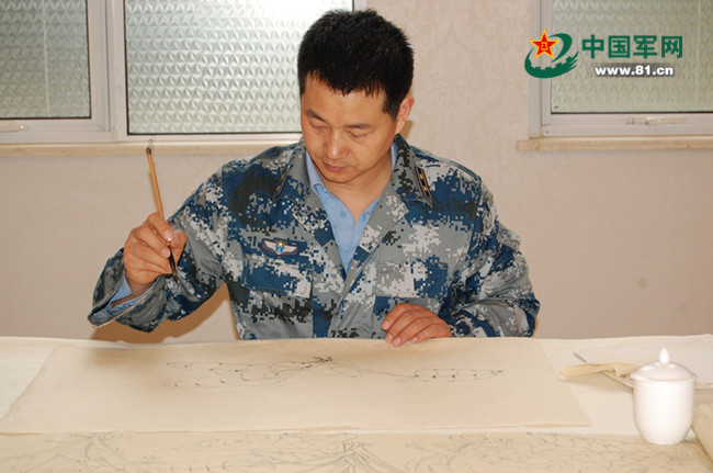 翰墨礪兵魂 空政文藝創(chuàng)作室書畫家走進(jìn)空降兵某師采風(fēng)創(chuàng)作紀(jì)實(shí)