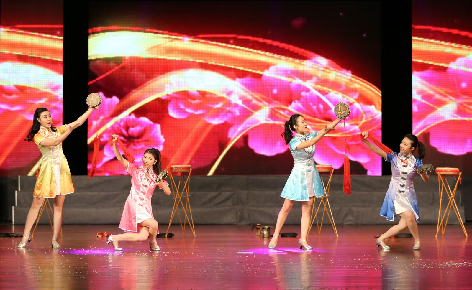 到人民中去——省文聯(lián)文藝志愿者走進(jìn)東莞塘廈文藝創(chuàng)作采風(fēng)惠民演出側(cè)記